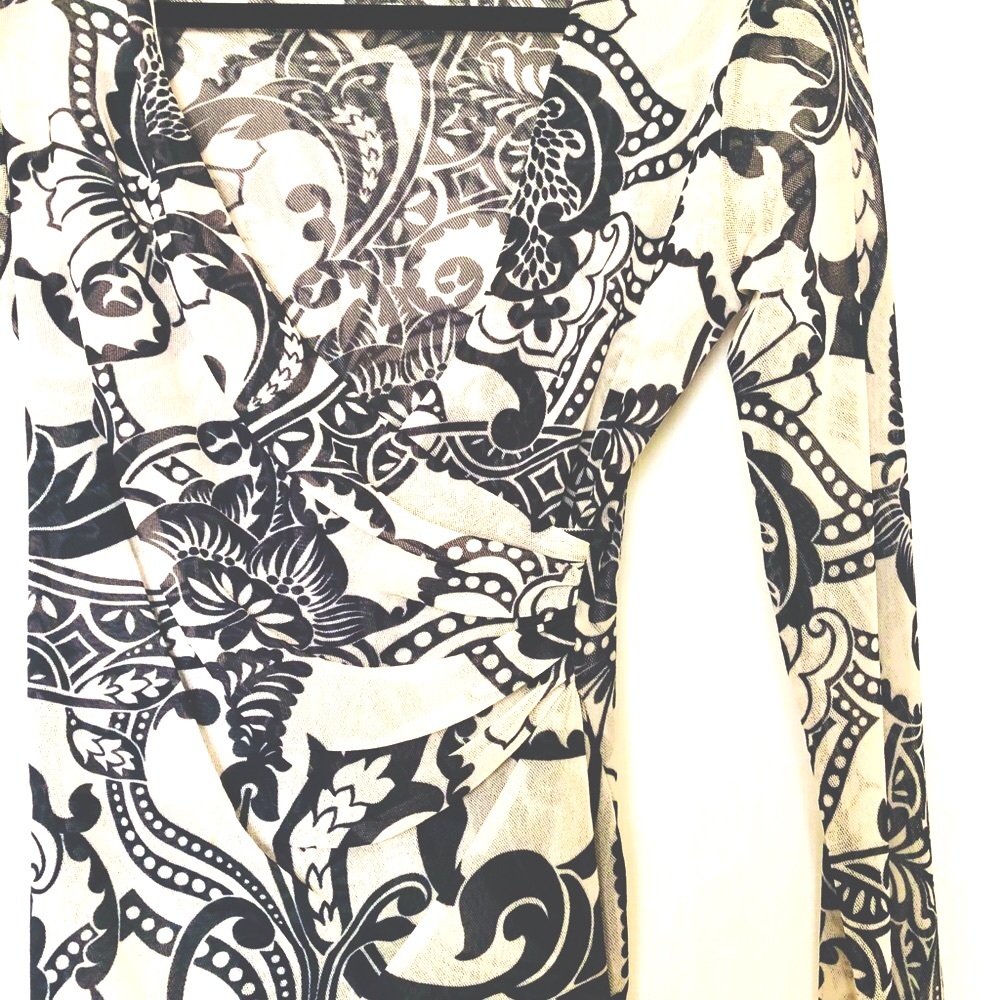 Sweet pea double layered mesh woven top. Great print. Funky cool, bell sleeves - Picture 3 of 10